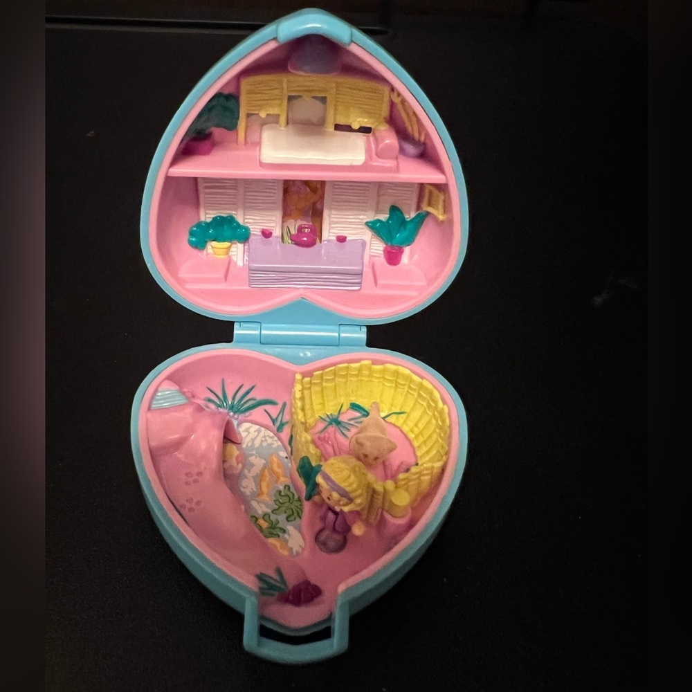 Vintage 1993 Bluebird Polly Pocket Seaside Beach House Heart Compact w/ Figures
